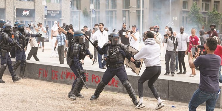 فعال دانشجویی: فرانسه از جوانان بی‌گناه با گاز اشک‌آور و خودروهای زرهی استقبال می‌کند